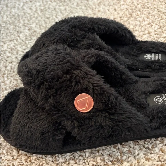 Like New Women’s Black Volcom Slippers Size 8 - Picture 2 of 4